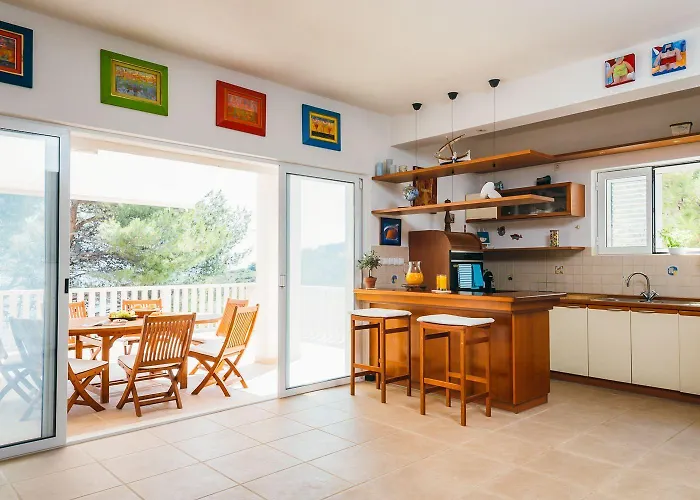 Villa Hvarisca Basina